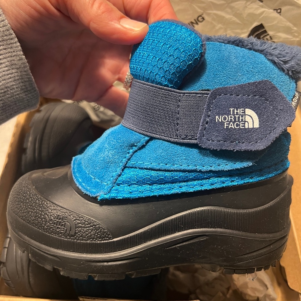 The North Face Toddler Alpenglow snow boots blue/black size 8